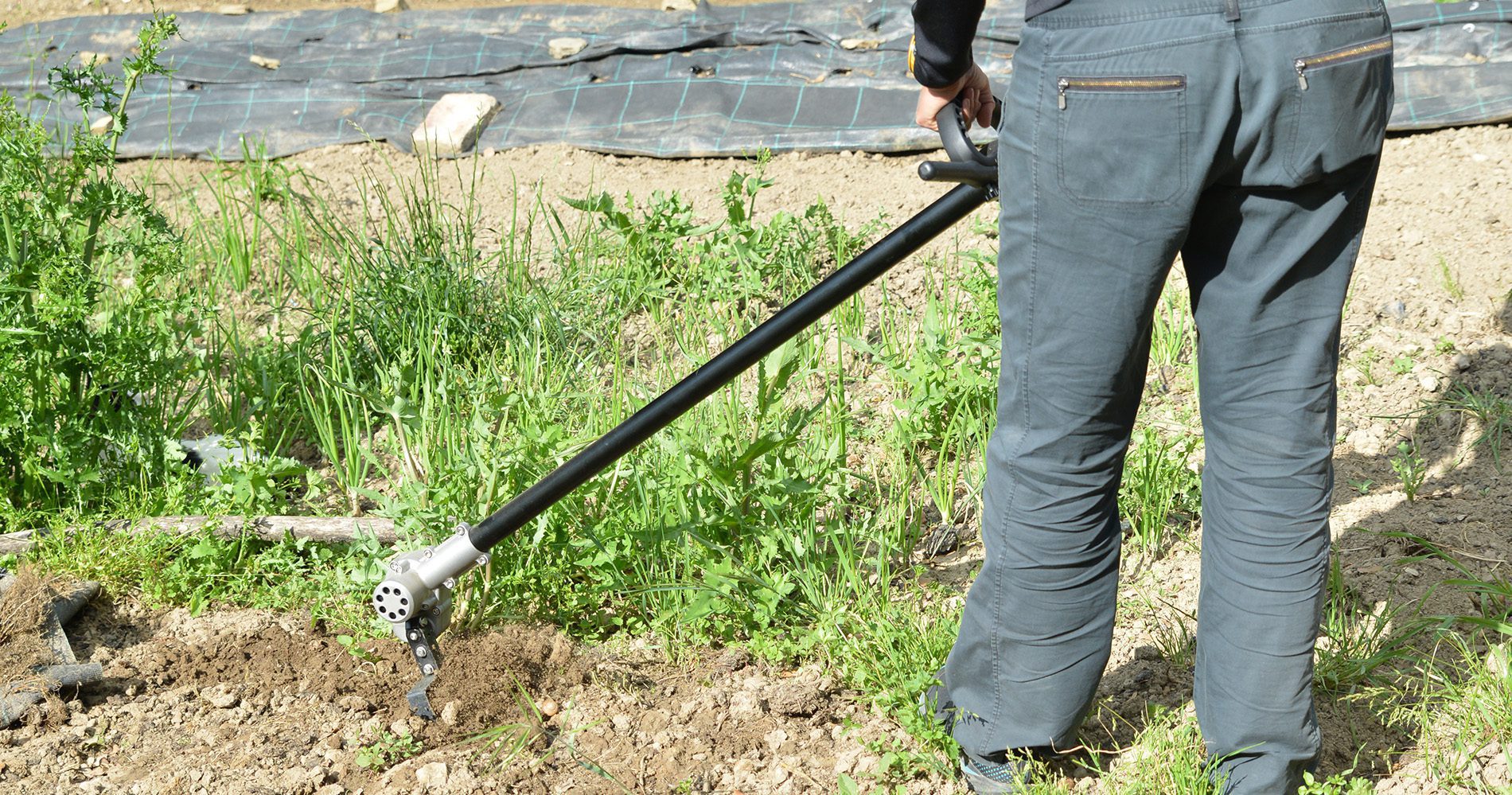 capinadeira eléctrica arvipo rr37, motor brushless 950w, com baterias, 4 velocidades e design ergonómico para uso agrícola e jardinagem profissional. - carril.pt - Carril.pt